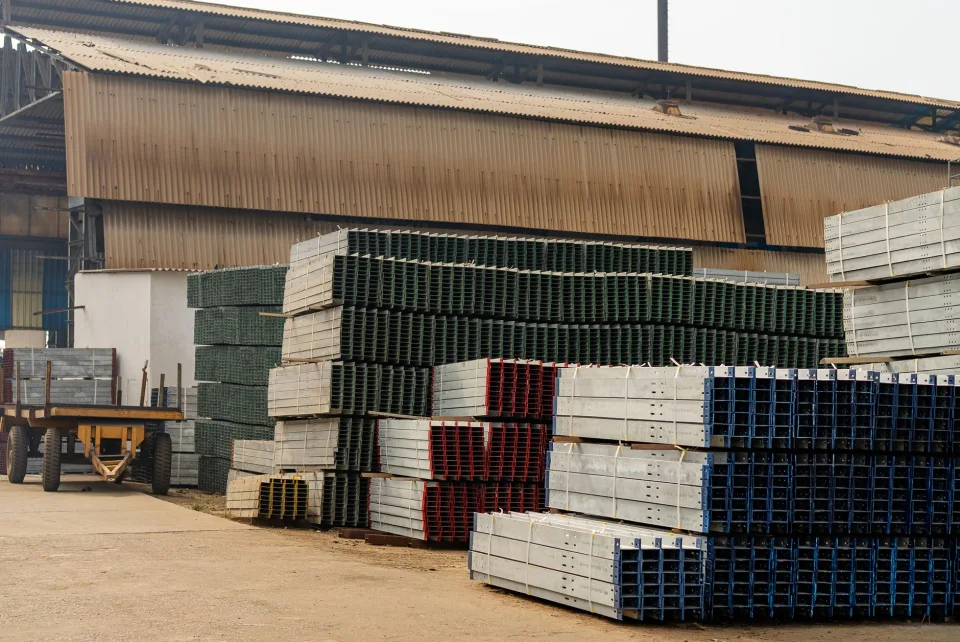 Xi măng xếp pallet trong kho